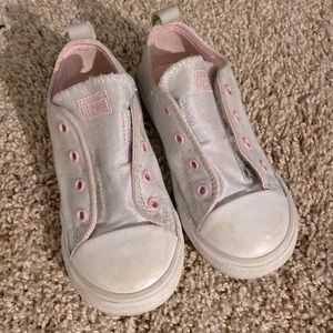 Girls Converse *does not need shoestring*